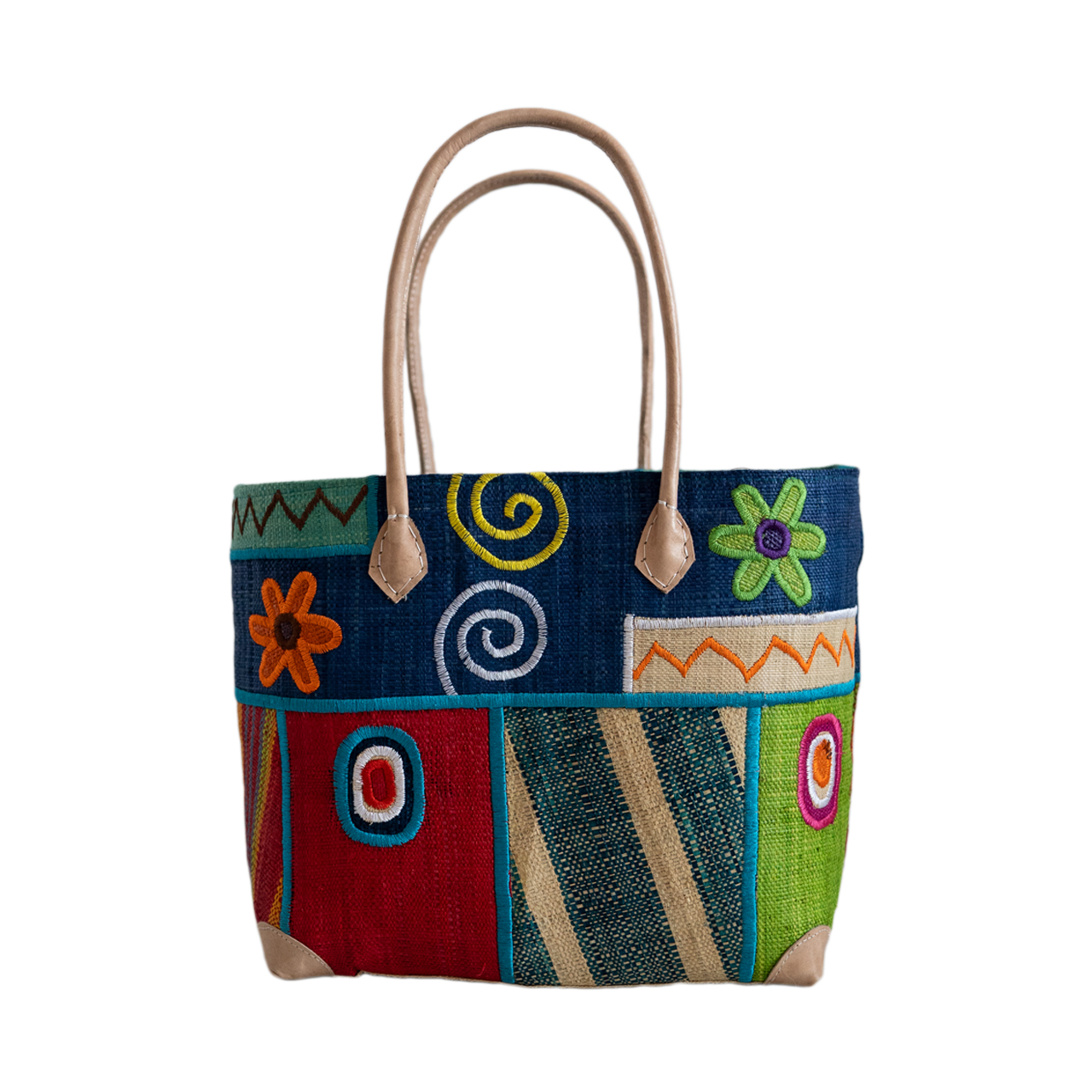 Handgefertigter Einkaufskorb aus natürlichem Raffia mit farbenfrohem Patchwork-Design – ideal für den nachhaltigen Einkauf oder als dekorativer Aufbewahrungskorb.