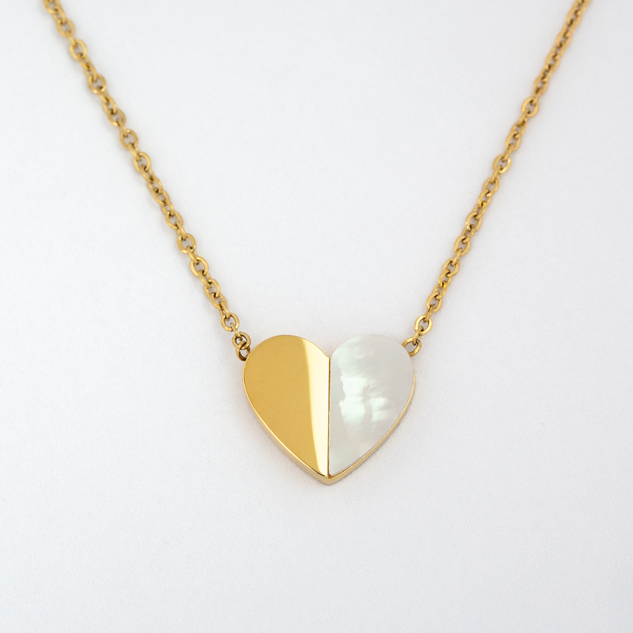 Elegante Kette mit goldenem Herzanhänger – stilvoll, zeitlos und ein Symbol der Liebe. Perfekt als Geschenk oder für besondere Anlässe.