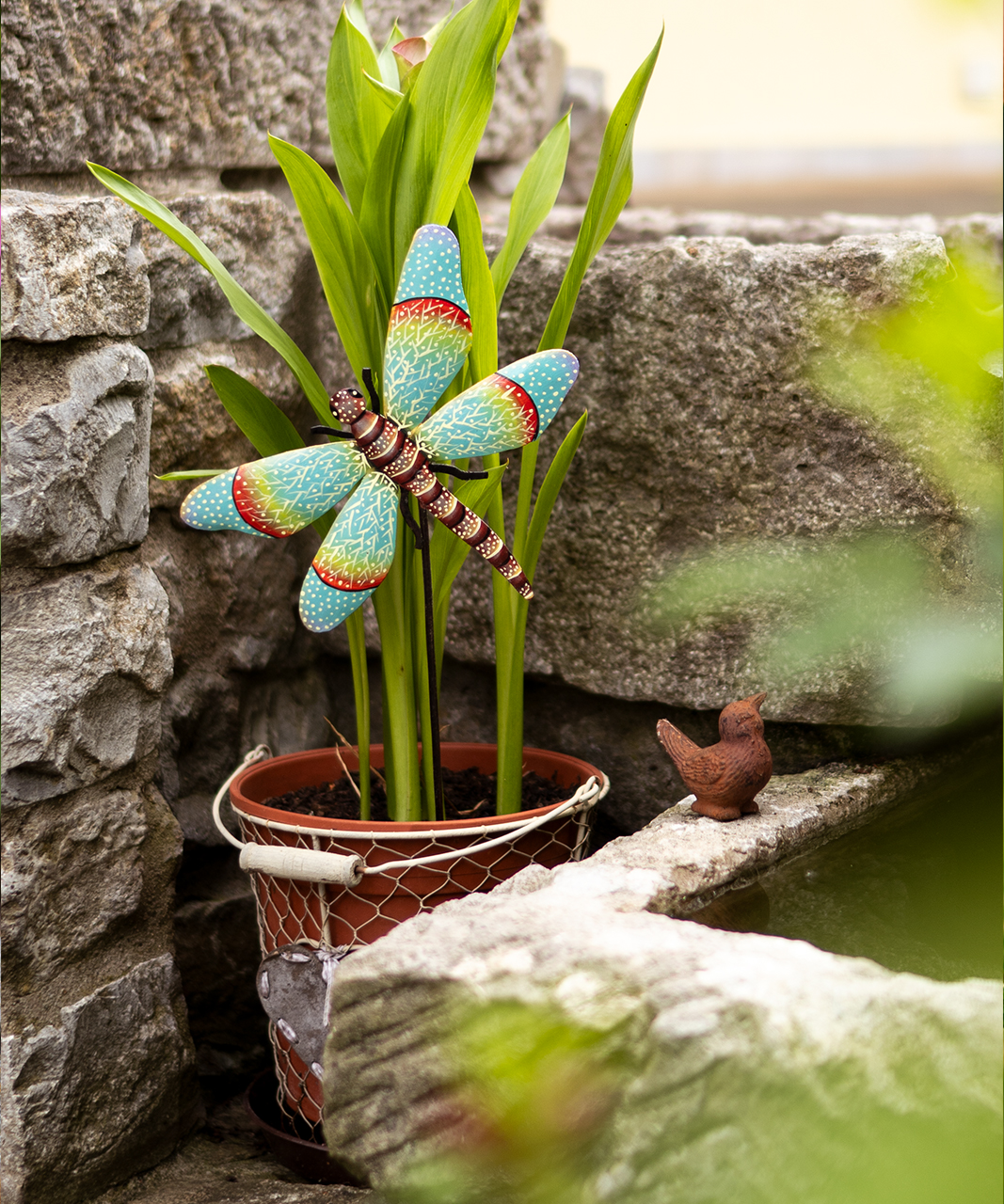 Gartenstecker Libelle aus Metall – Filigran gearbeitete Libellenfigur als wetterfeste Gartendeko. Ideal für Beet, Blumentopf oder Balkon.