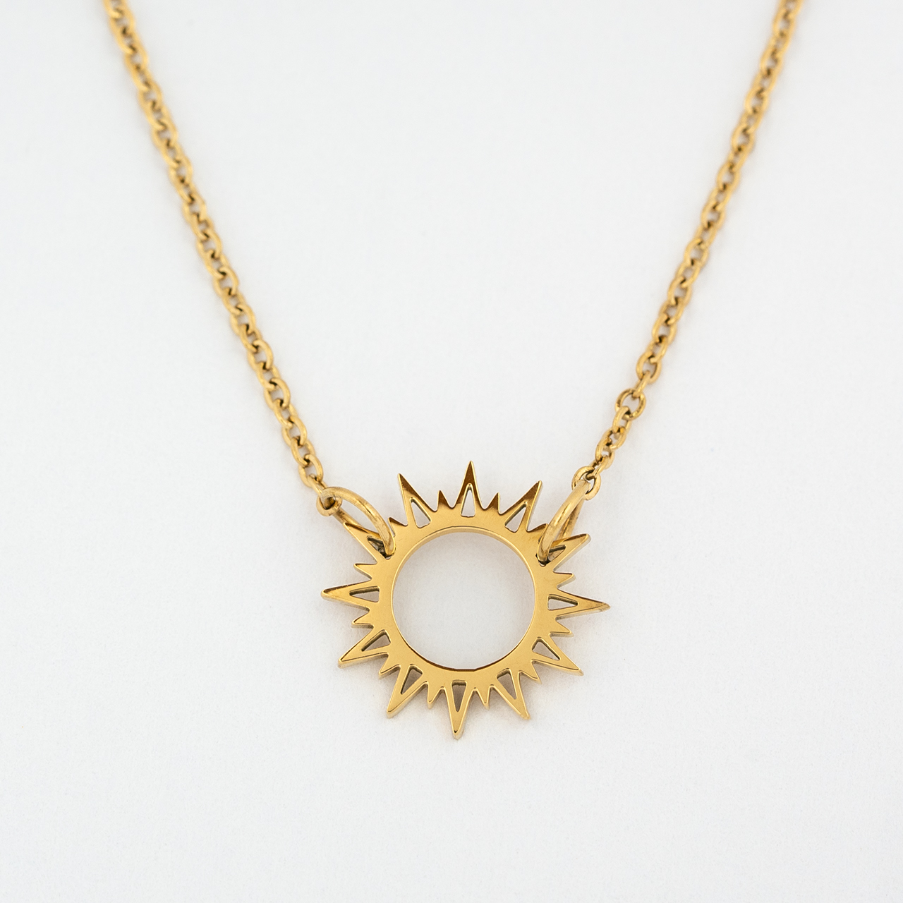 Kette mit Sonnenanhänger in Gold – strahlend, symbolisch und elegant. Ein besonderes Schmuckstück, das Lebensfreude, Wärme und Energie ausstrahlt.