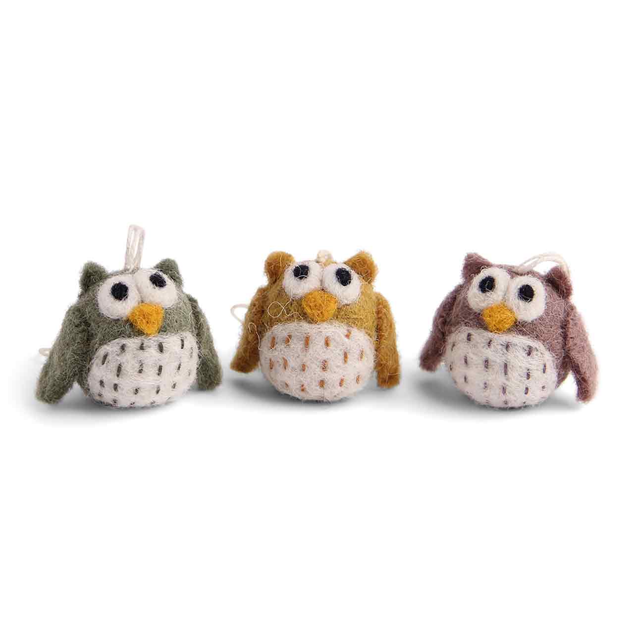 Handgefertigter Filzanhänger in Eulenform von Én Gry & Sif – ca. 5 cm groß, aus 100 % Schafschurwolle, ideal als Dekoration oder Geschenk.
