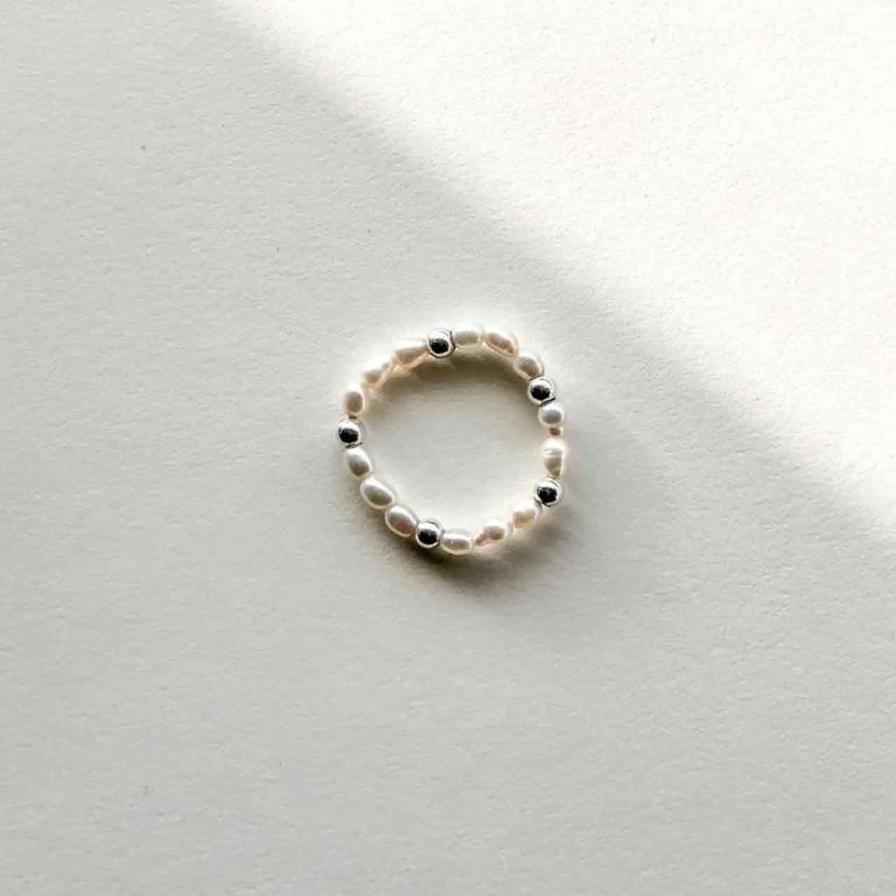 Zarter Ring mit Perlen – elegantes Design, handgefertigt und vielseitig kombinierbar. Ideal als stilvoller Eyecatcher oder besonderes Geschenk.