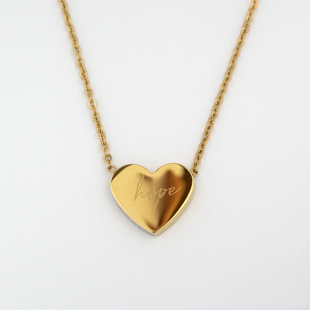 Elegante Kette mit goldenem Herzanhänger – stilvoll, zeitlos und ein Symbol der Liebe. Perfekt als Geschenk oder für besondere Anlässe.