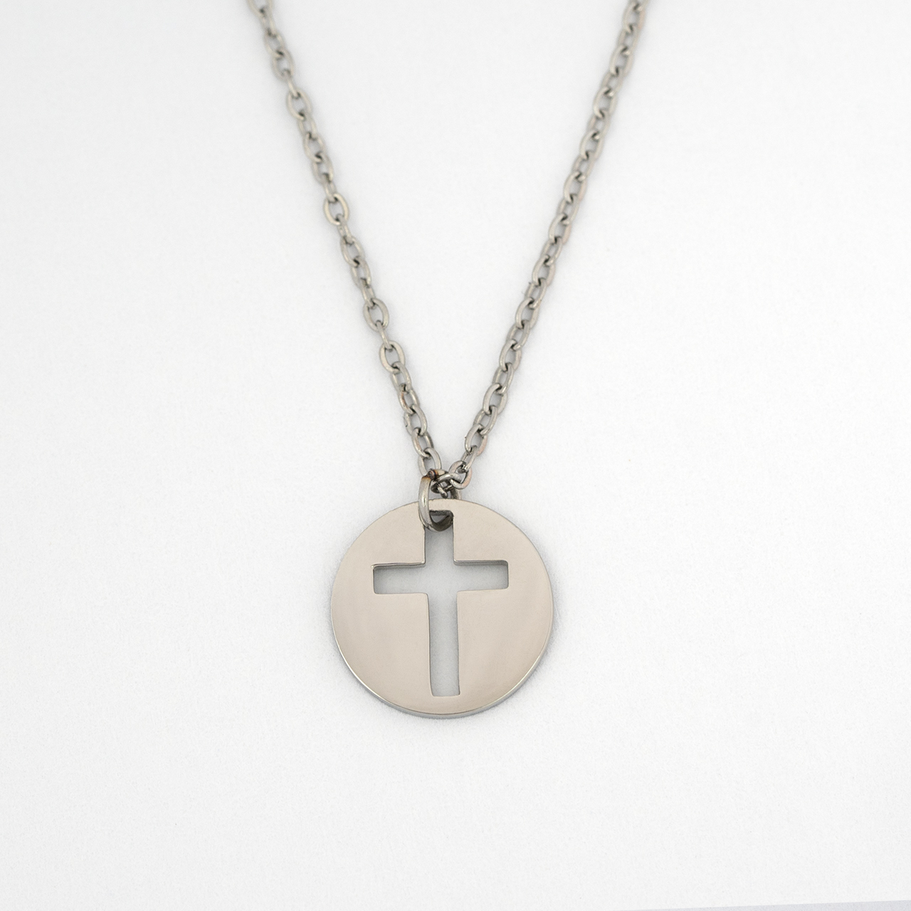 Kette mit Kreuzanhänger in Silber – elegant, schlicht und voller Bedeutung. Ein klassisches Schmuckstück mit christlichem Symbol, passend für jeden Tag oder besondere Momente.