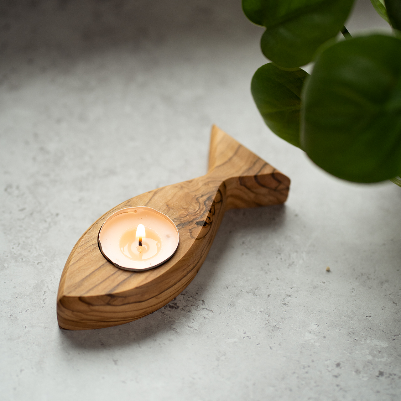 Teelichthalter Fisch aus Olivenholz – Natürliche Dekoration mit mediterranem Flair. Handgefertigter Teelichthalter in Fischform, aus edlem Olivenholz – ideal für stimmungsvolle Lichtakzente.
