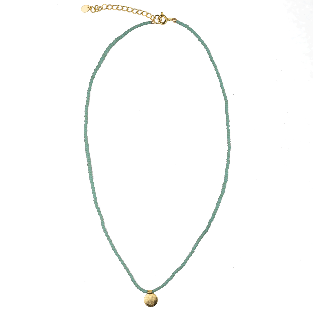 Perlenkette in Türkis mit goldener Scheibe – handgefertigt, elegant und farbenfroh. Ein stilvolles Schmuckstück, das Natürlichkeit und edlen Glanz vereint.