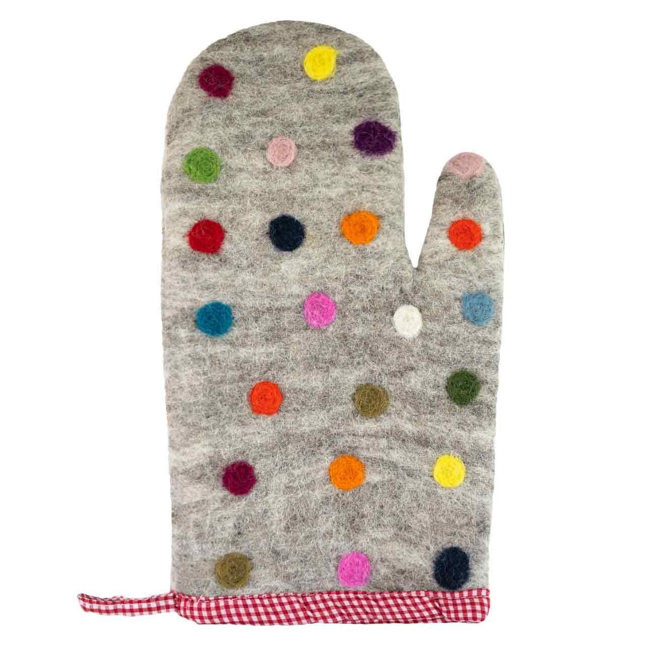 Topfhandschuhe aus Filz – handgefertigt, robust und hitzebeständig. Ideal zum Schutz vor heißen Töpfen und Pfannen, während sie gleichzeitig einen stilvollen Akzent in der Küche setzen.