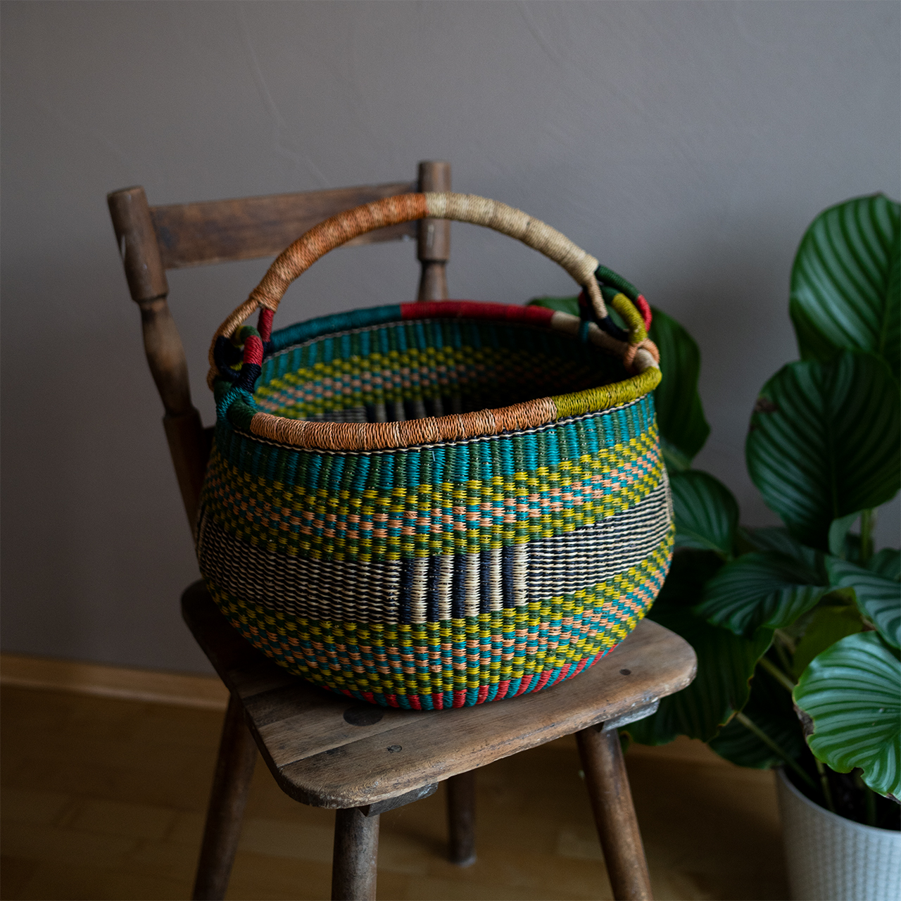 Bunter runder Bolga Korb als handgeflochtener Einkaufskorb.