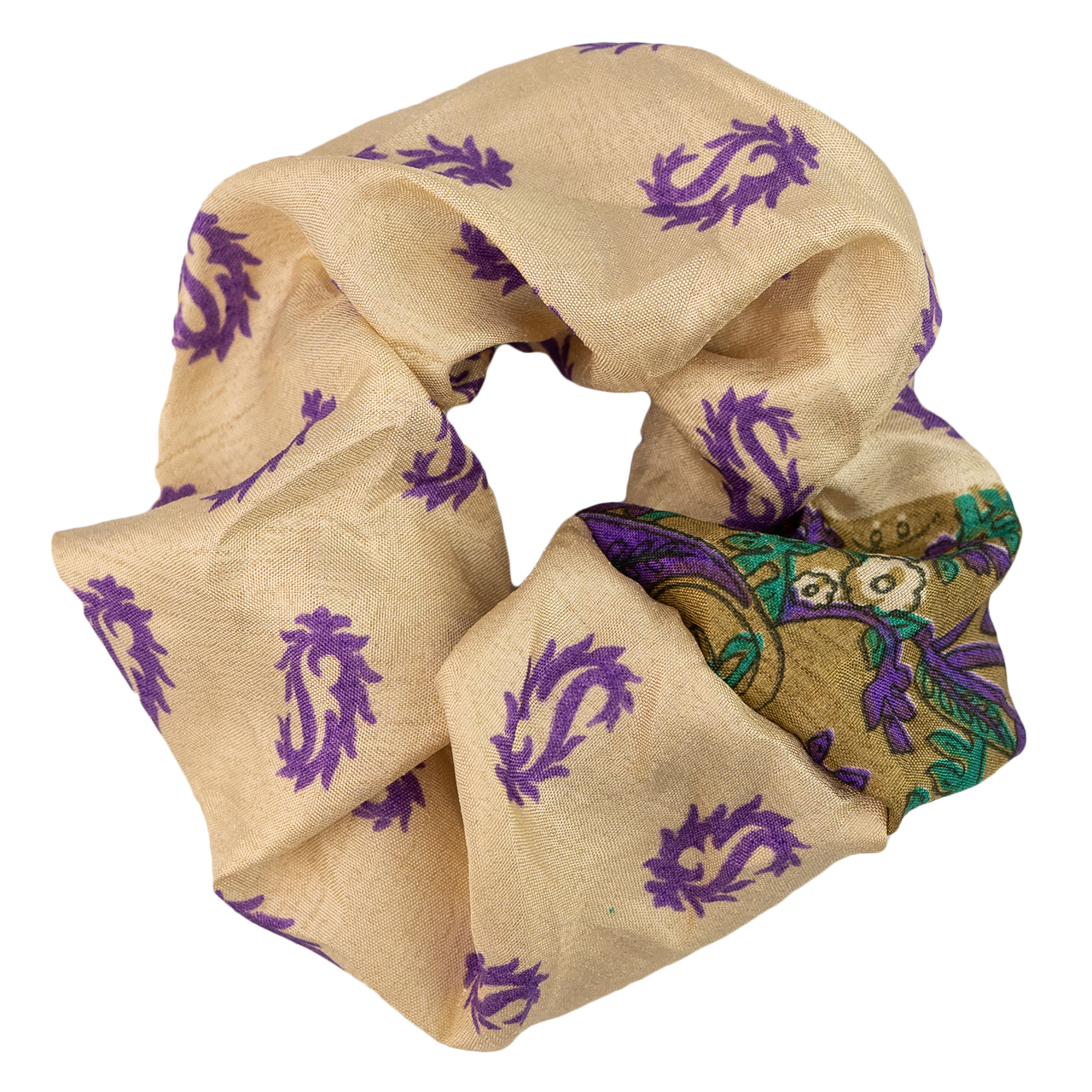 Scrunchie aus alten Sari-Stoffen – nachhaltig, farbenfroh und einzigartig. Handgefertigt aus recyceltem Sari-Stoff für einen umweltfreundlichen Look.